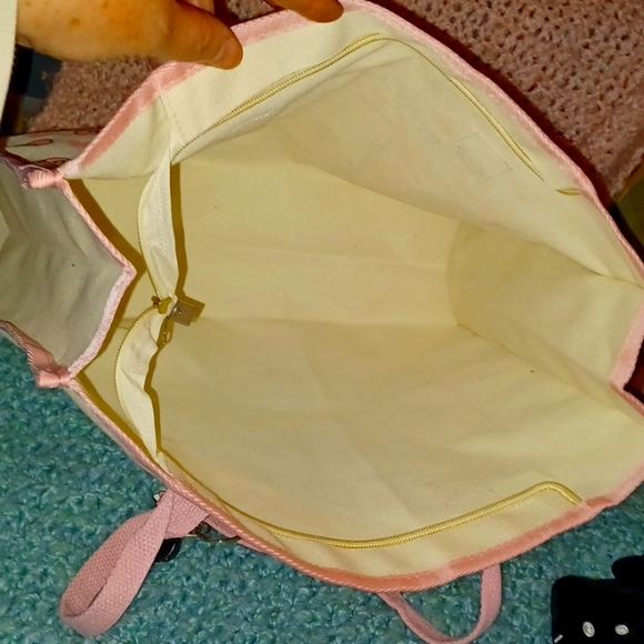 Bows and Hearts 💕 Hello Kitty Shoulder Tote - Picture 10 of 11